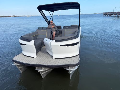 2023 Manitou Explore 24