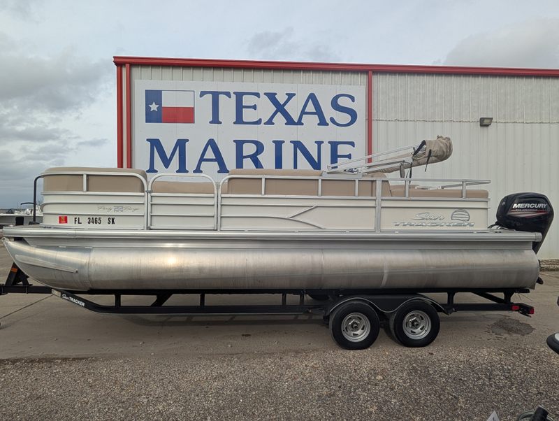 2017 Sun Tracker Party Barge 22 DLX